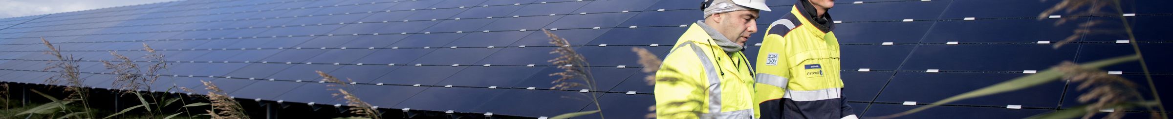 Two employees walking around at Lange Runde solar park