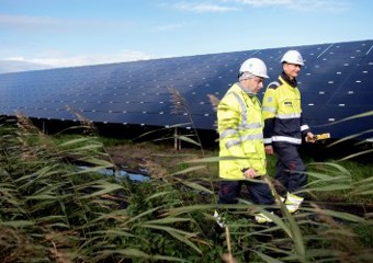 Two employees walking around at Lange Runde solar park. (Photo: Ole Martin Wold)