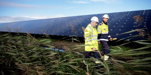 Two employees walking around at Lange Runde solar park. (Photo: Ole Martin Wold)