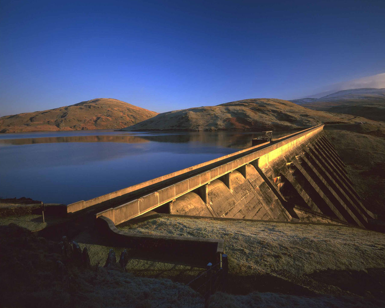 Dam in between montains